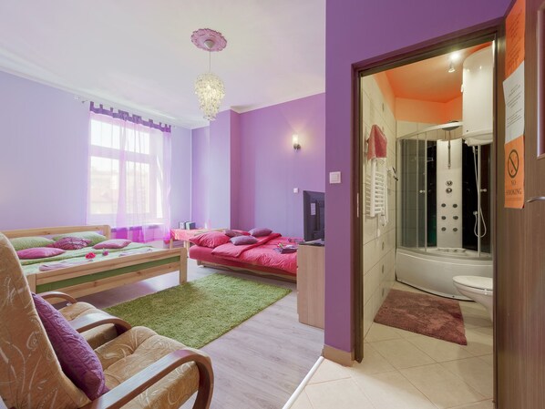 Egyptian cotton sheets, hypo-allergenic bedding, pillowtop beds - Princess Apartments (Krakow)