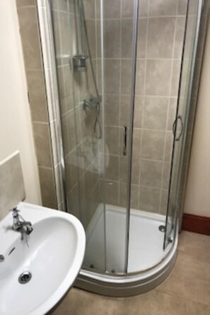 Habitación con 2 camas individuales, baño privado | Baño