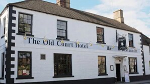 The Old Court Hotel with a bar and restaurant. - The Old Court Hotel (Witney)