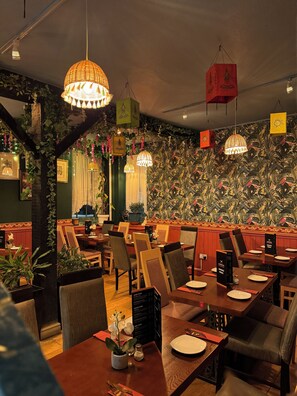 Dinner served - The Old Court Hotel (Witney)
