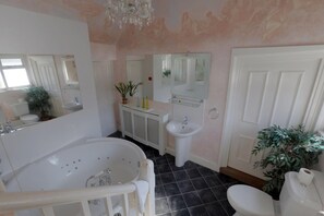 Gratis toiletartikler, hårtørrer, badekåber, håndklæder