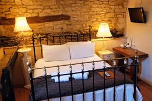 Iron/ironing board, free WiFi, bed sheets - The Old Court Hotel (Witney)