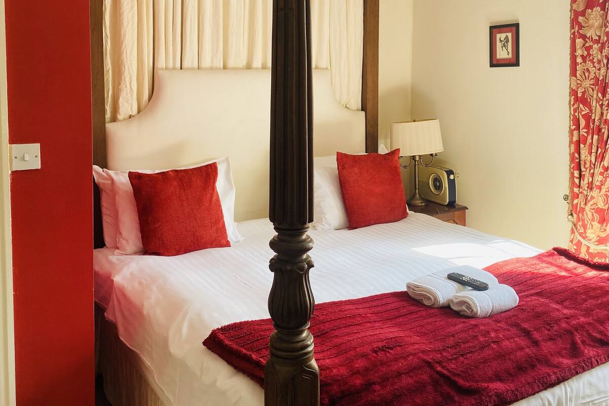 Superior Room | Iron/ironing board (on request), WiFi (free), bed sheets
