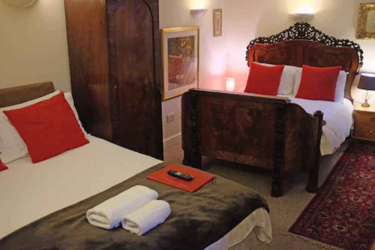 Twin Room | Iron/ironing board (on request), WiFi (free), bed sheets