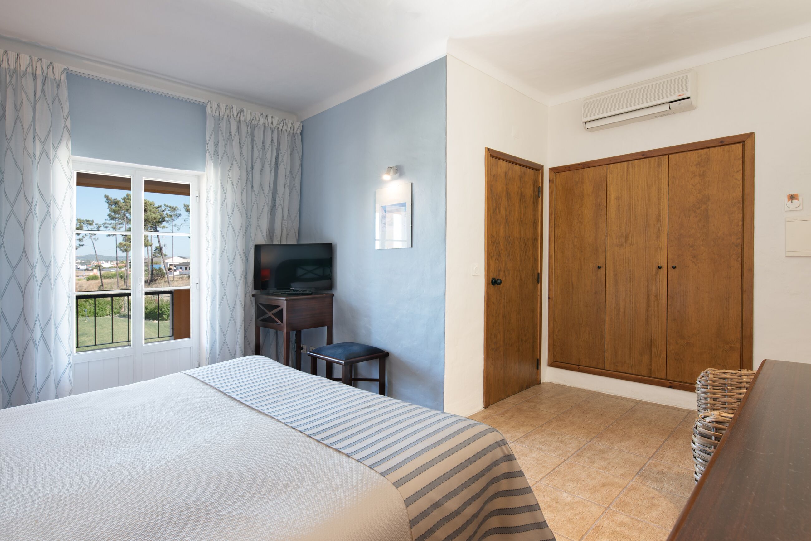 standard double or twin room | 1 bedroom, desk, laptop workspace, blackout curtains