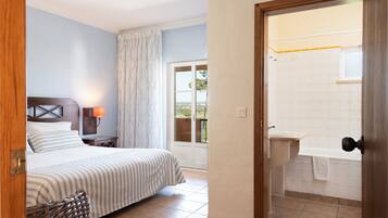 Chambre Standard Double ou avec lits jumeaux | Bureau, espace de travail pour ordinateur portable, rideaux occultants