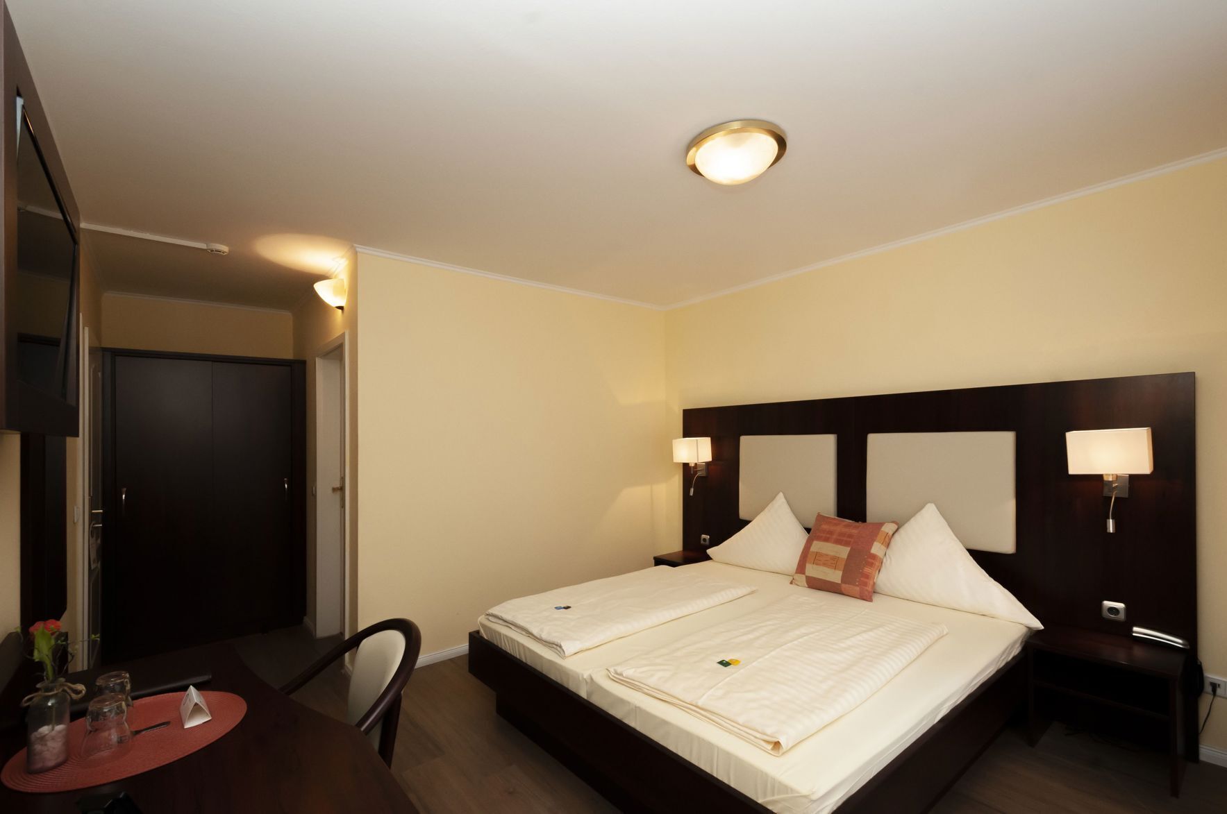 Minibar, desk, soundproofing, free WiFi