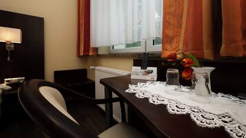 Minibar, Schreibtisch, schallisolierte Zimmer, kostenloses WLAN