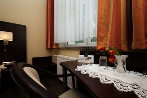 Minibar, bureau, système d’insonorisation, accès au Wi-Fi (inclus)