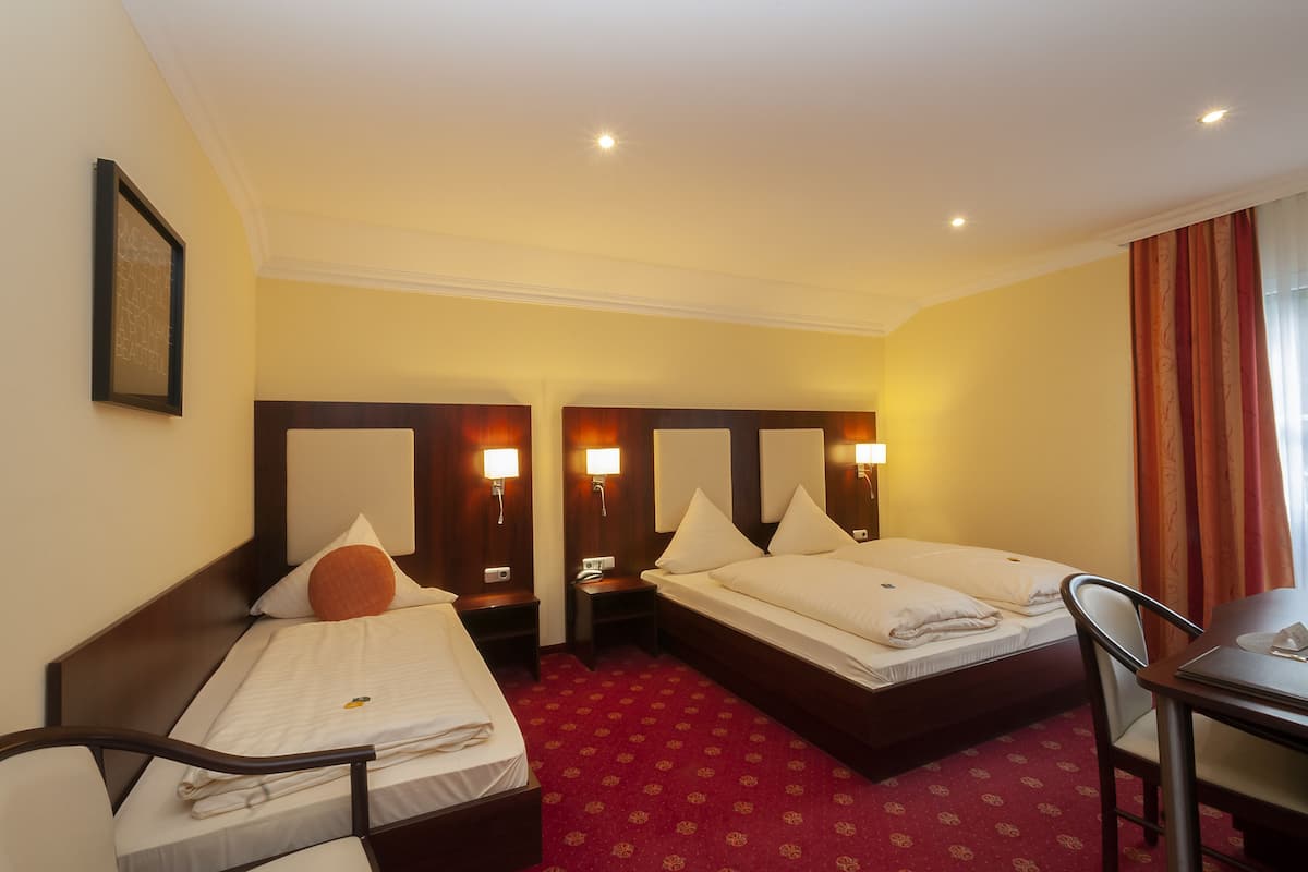 Chambre Triple Confort, plusieurs lits | Minibar, bureau, chambres insonorisées, Wi-Fi gratuit