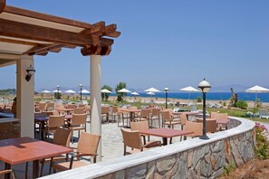 Outdoor dining - Natura Park Village (Kos)