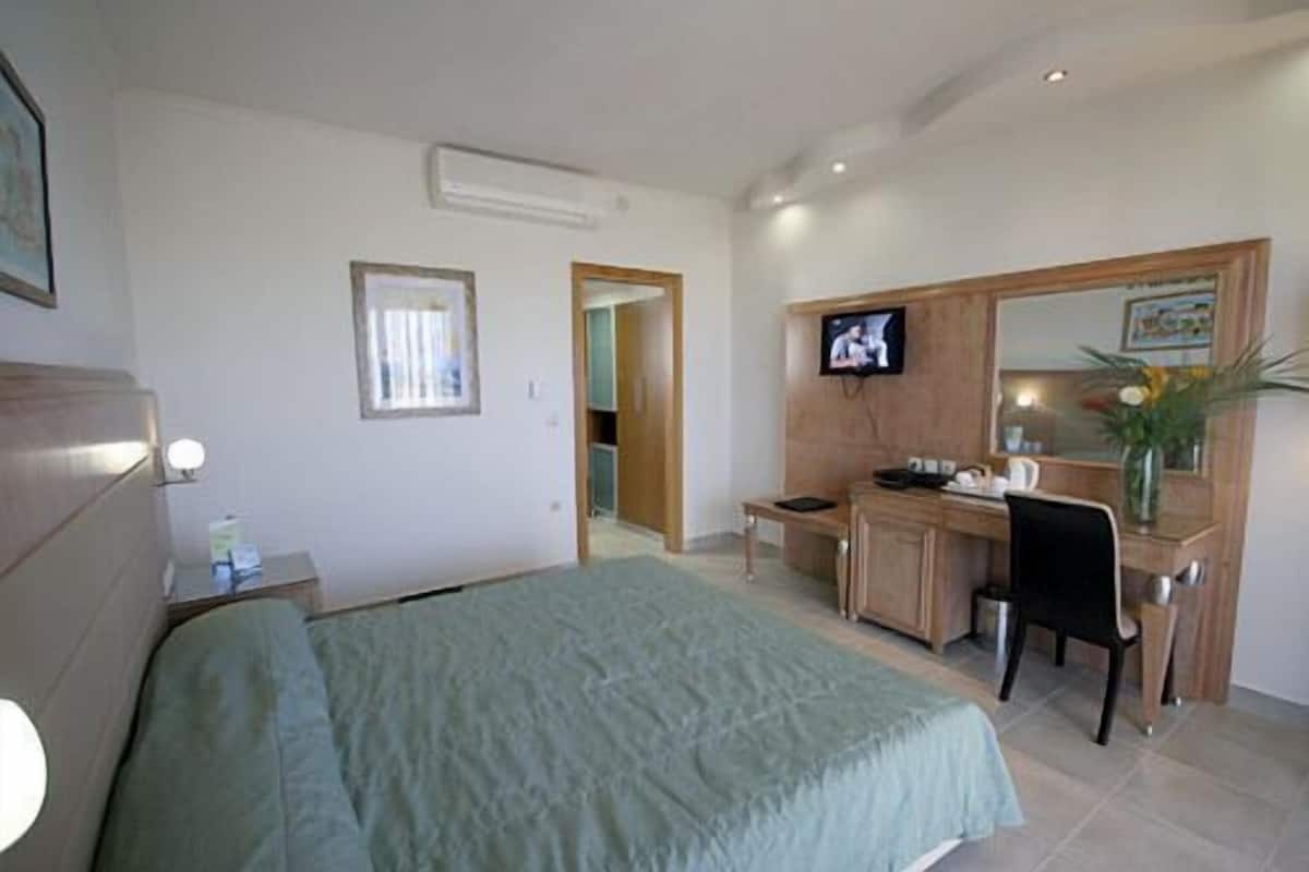 In-room safe, blackout drapes, iron/ironing board