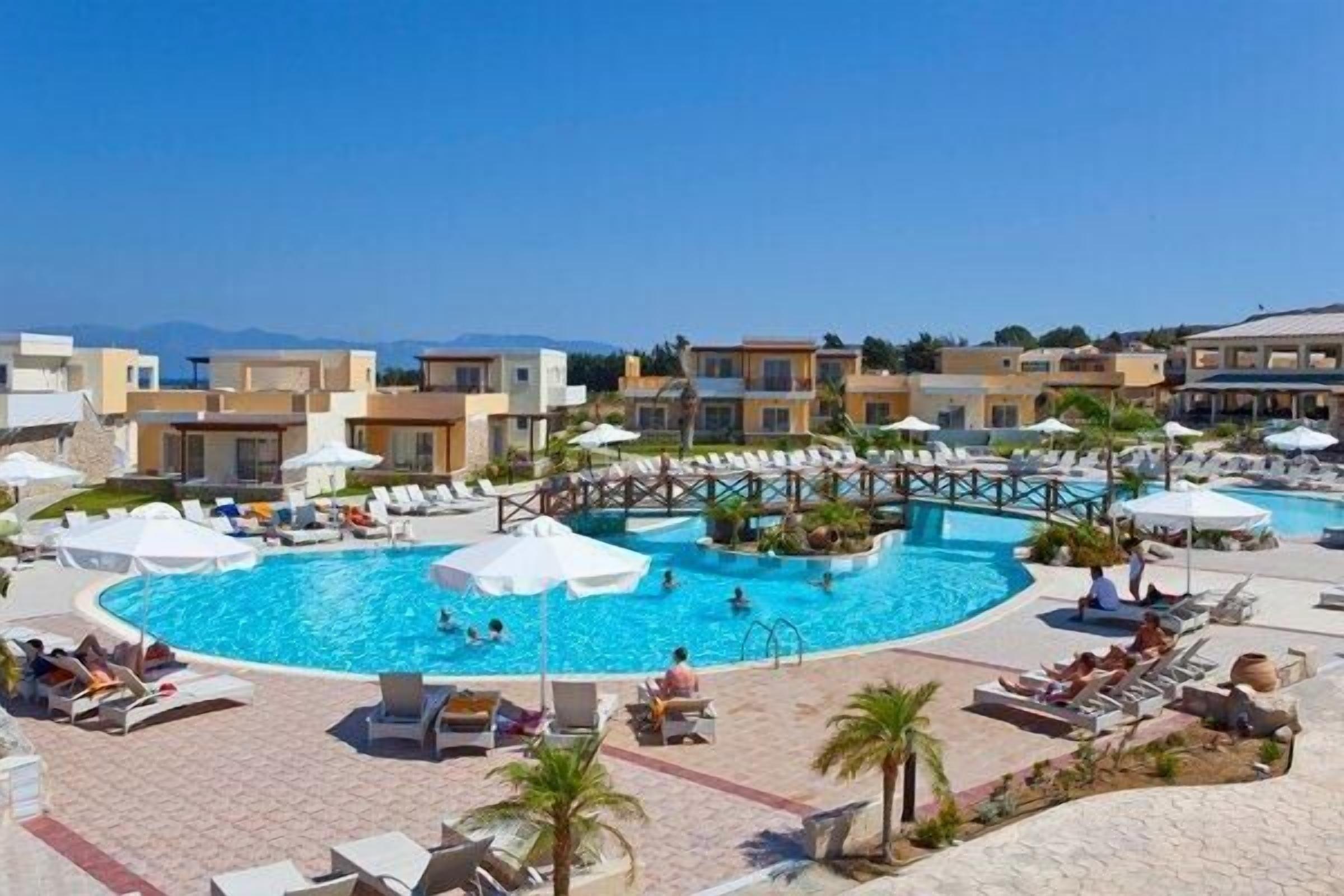 屋内プール、屋外プール、プール パラソル、サンラウンジャー