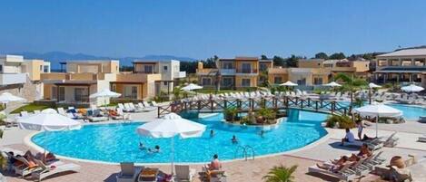 屋内プール、屋外プール、プール パラソル、サンラウンジャー