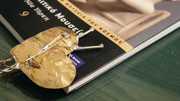 A book titled "Ninypomolutirokó Múojelá" with a keychain on top.
