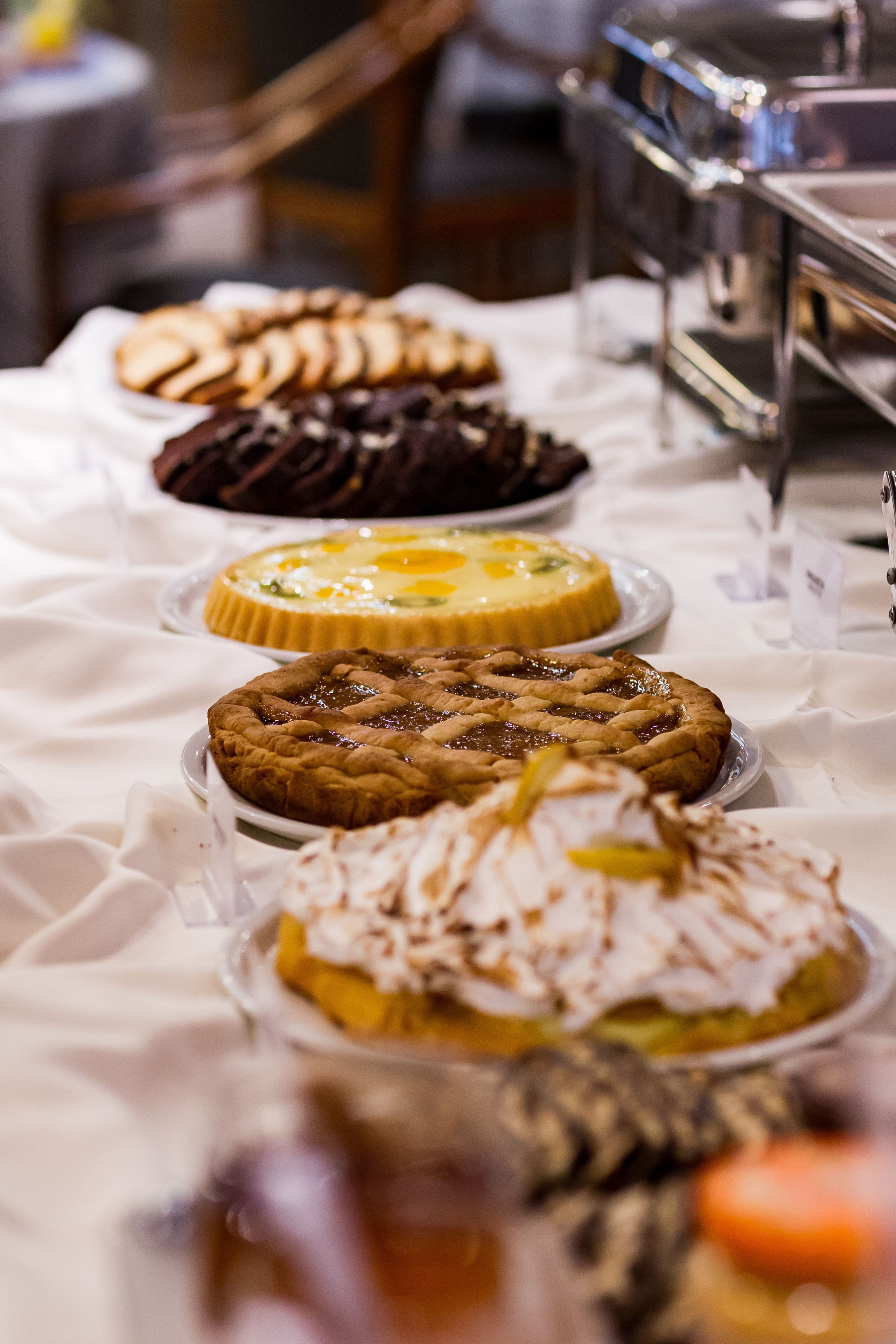 Una mesa de buffet con diversos postres.