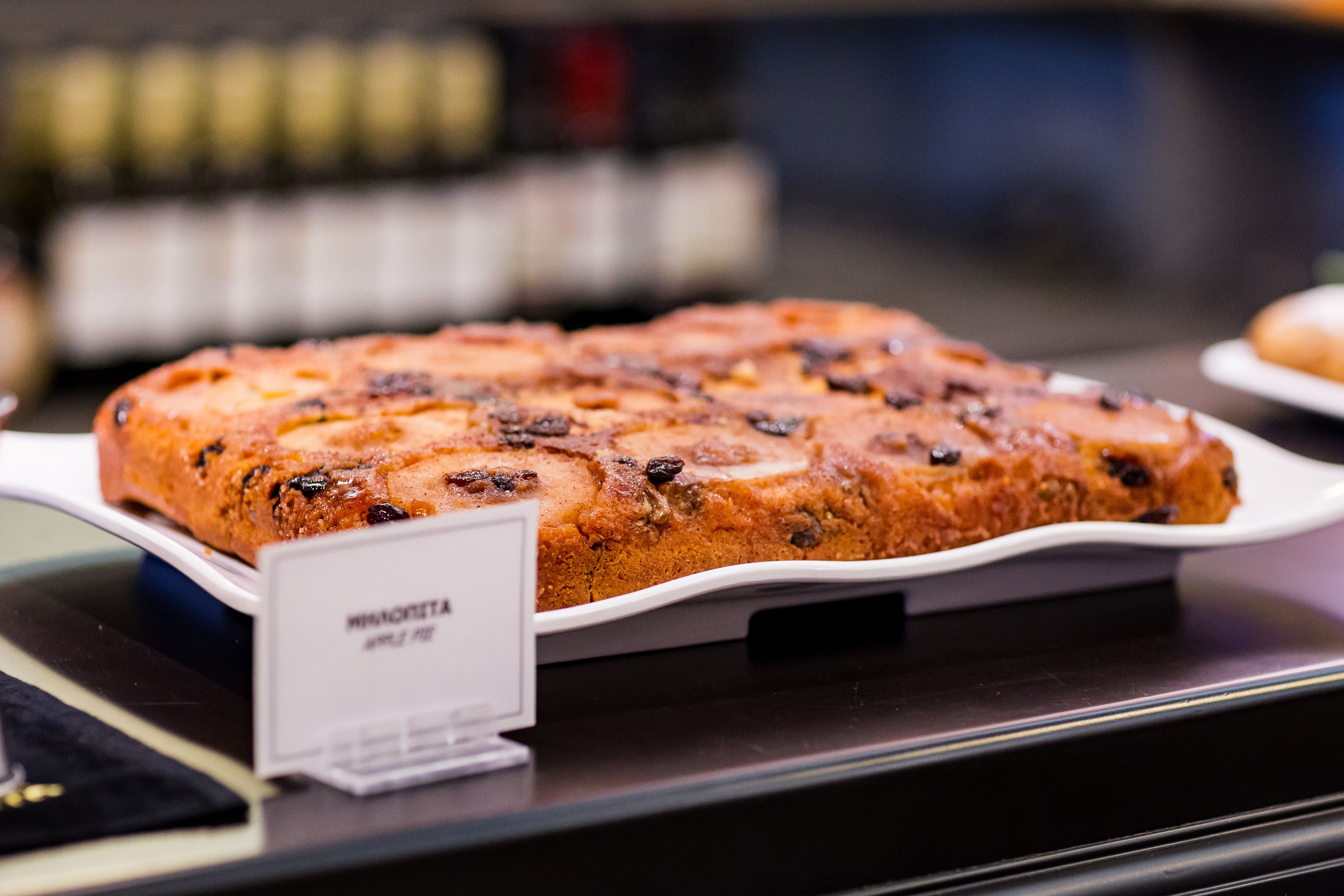 Une miche de pain sur une assiette blanche, avec une étiquette indiquant « MINCHETTA ».