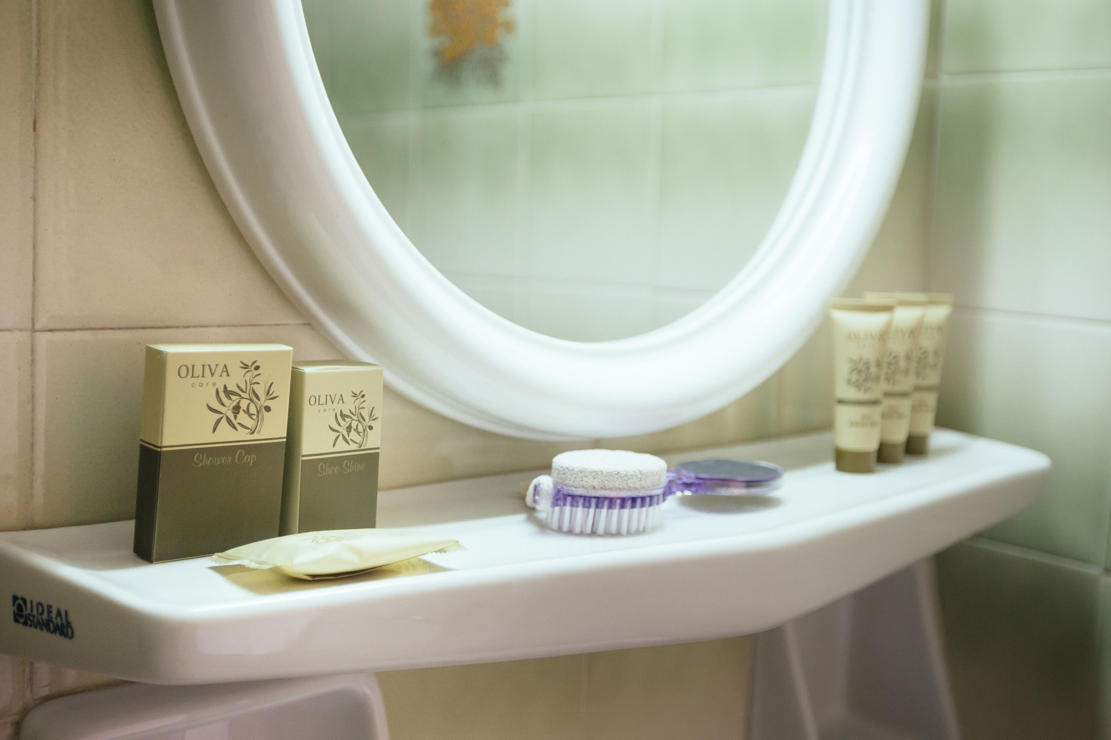 combined shower/bathtub, free toiletries, hair dryer, towels