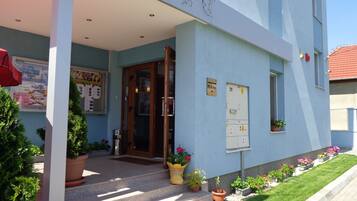 Pintu masuk hartanah