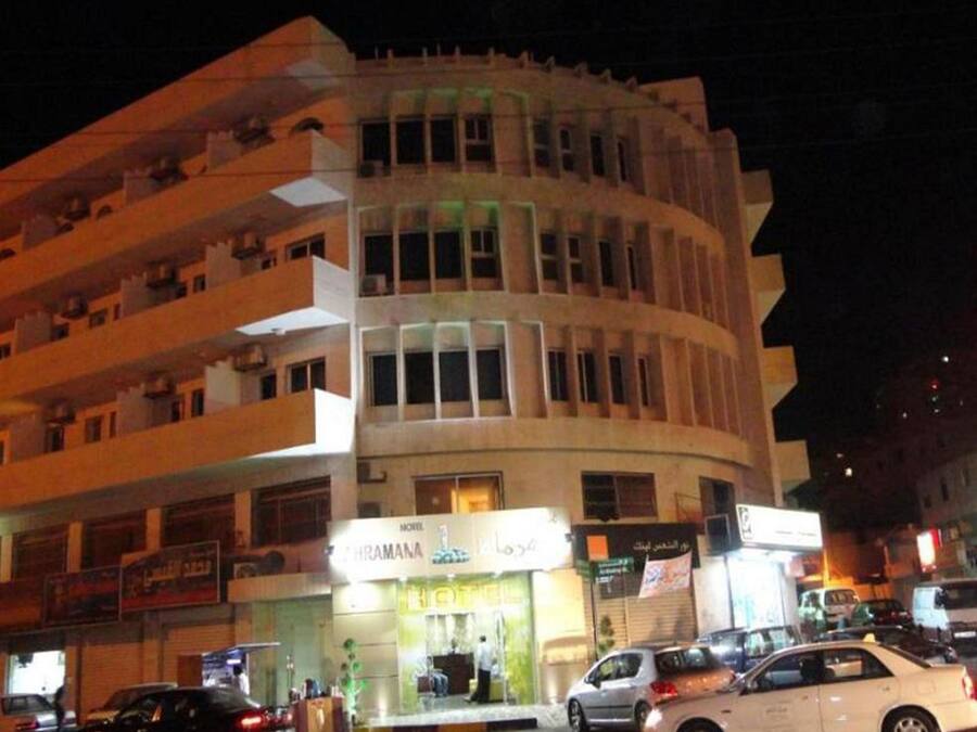 Fachada da propriedade à noite