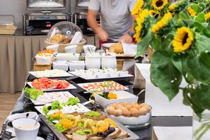 Petit déjeuner buffet servi tous les jours en supplément