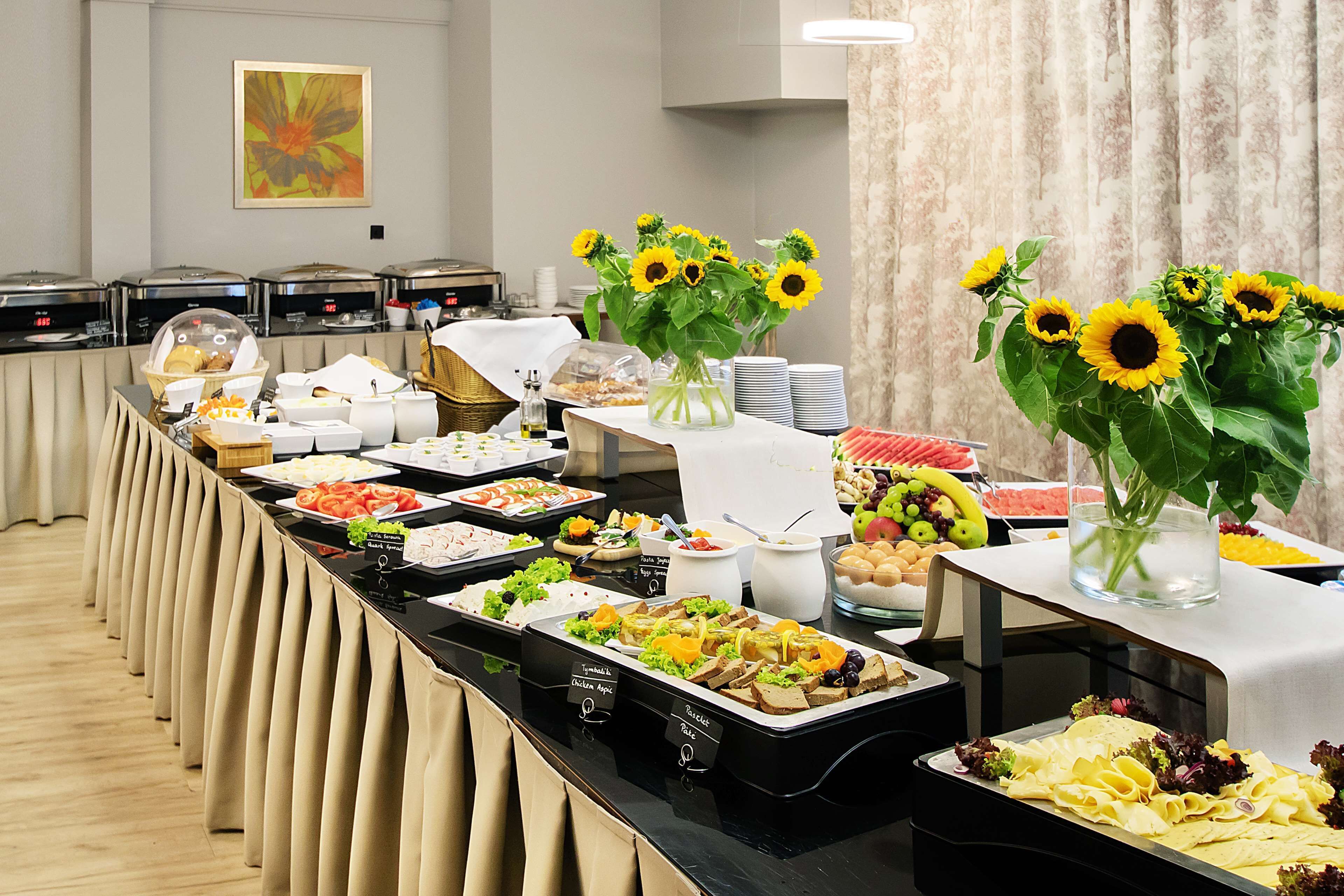 daily buffet breakfast (pln 60 per person)