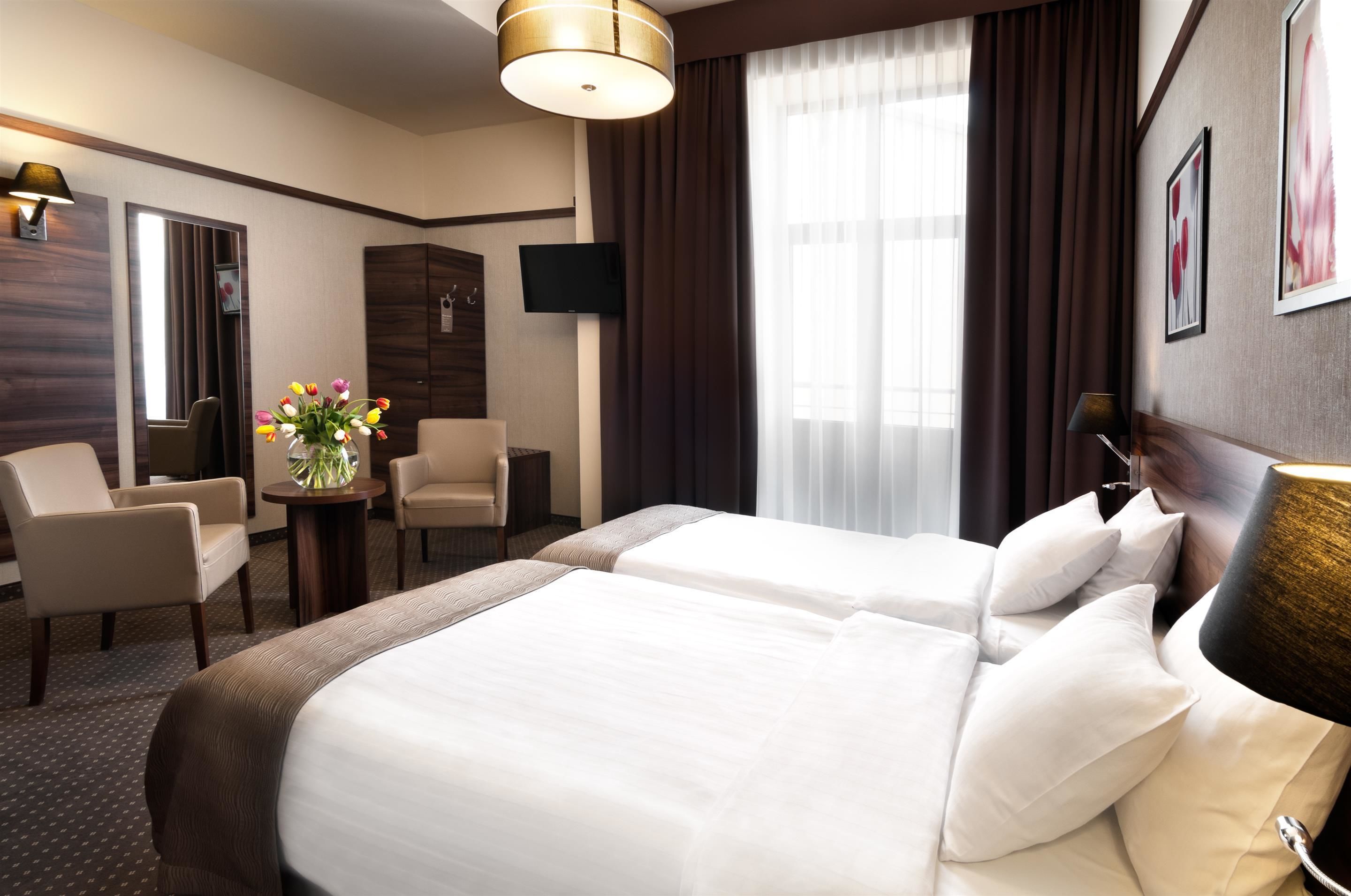 deluxe room, 2 single beds | in-room safe, desk, blackout curtains, soundproofing