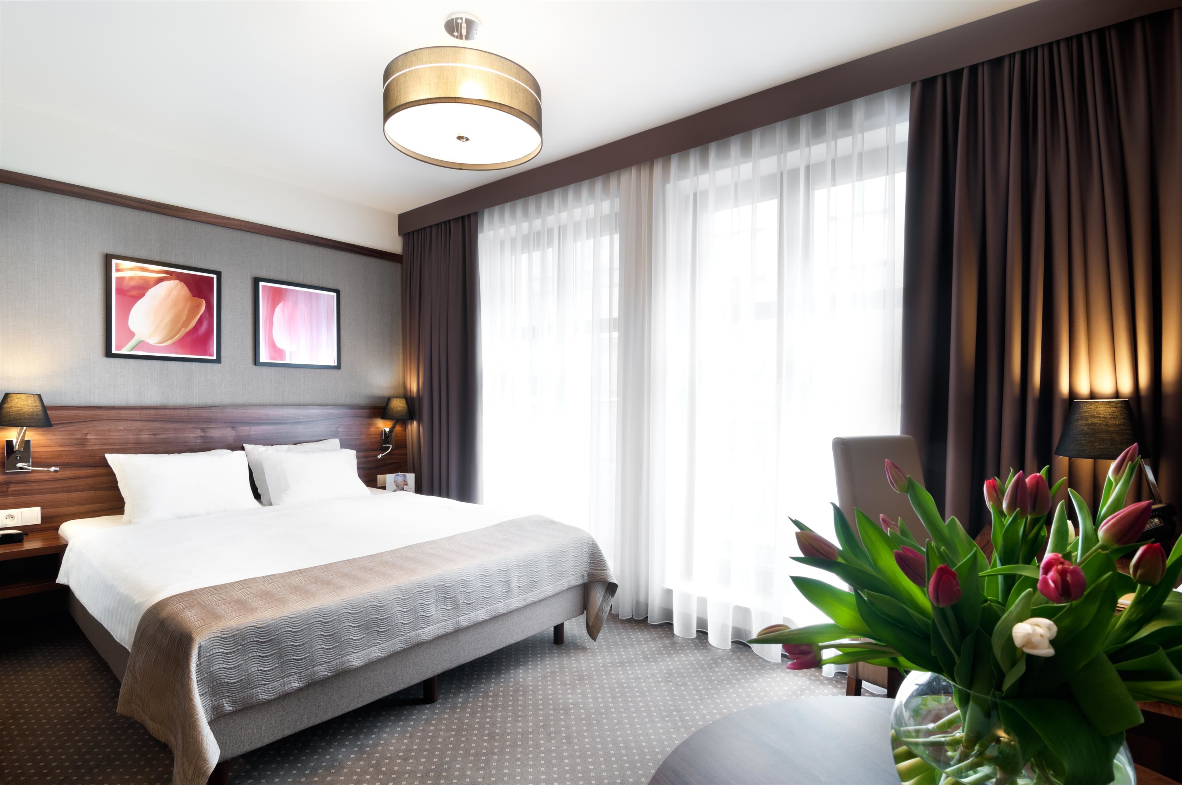 standard room, 1 queen bed | in-room safe, desk, blackout curtains, soundproofing