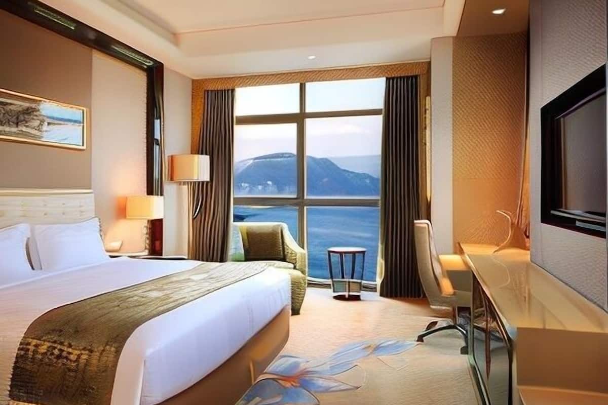 Premium bedding, minibar, in-room safe, desk
