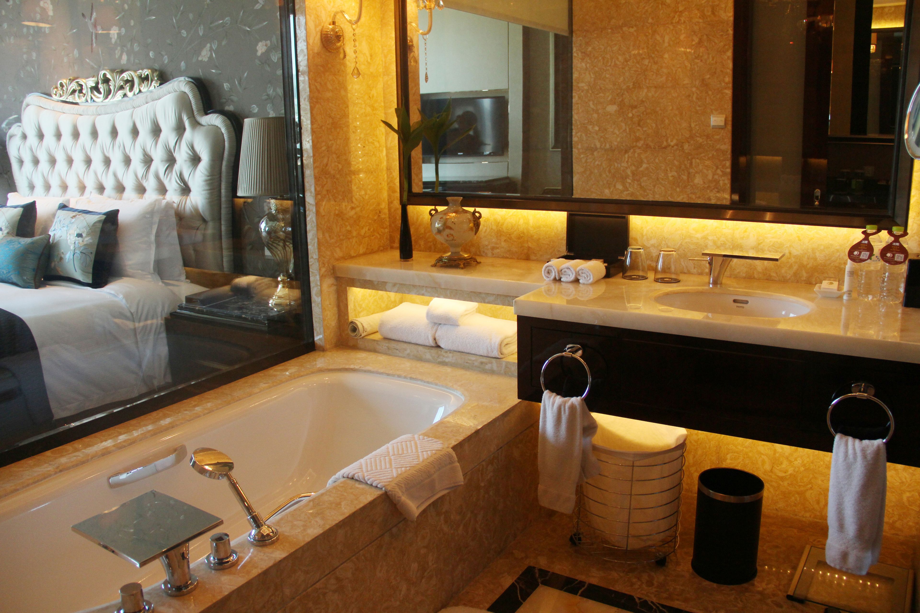 presidential suite | deep-soaking bathtub