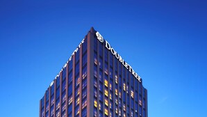 Un grand hôtel, avec un imposant panneau « DOUBLETREE » au sommet.