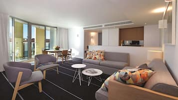 Een minibar, een kluis op de kamer, een bureau, een laptopwerkplek