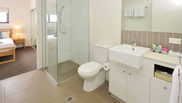 Apartment, 2 Bedrooms | Bathroom | Combined shower/bathtub, free toiletries, towels
