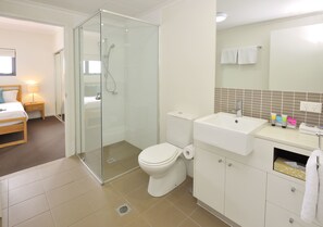 Appartement, 2 slaapkamers | Badkamer | Een bad/douchecombinatie, gratis toiletartikelen, handdoeken