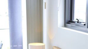 Una cama bien hecha con tres almohadas en una habitación de hotel.