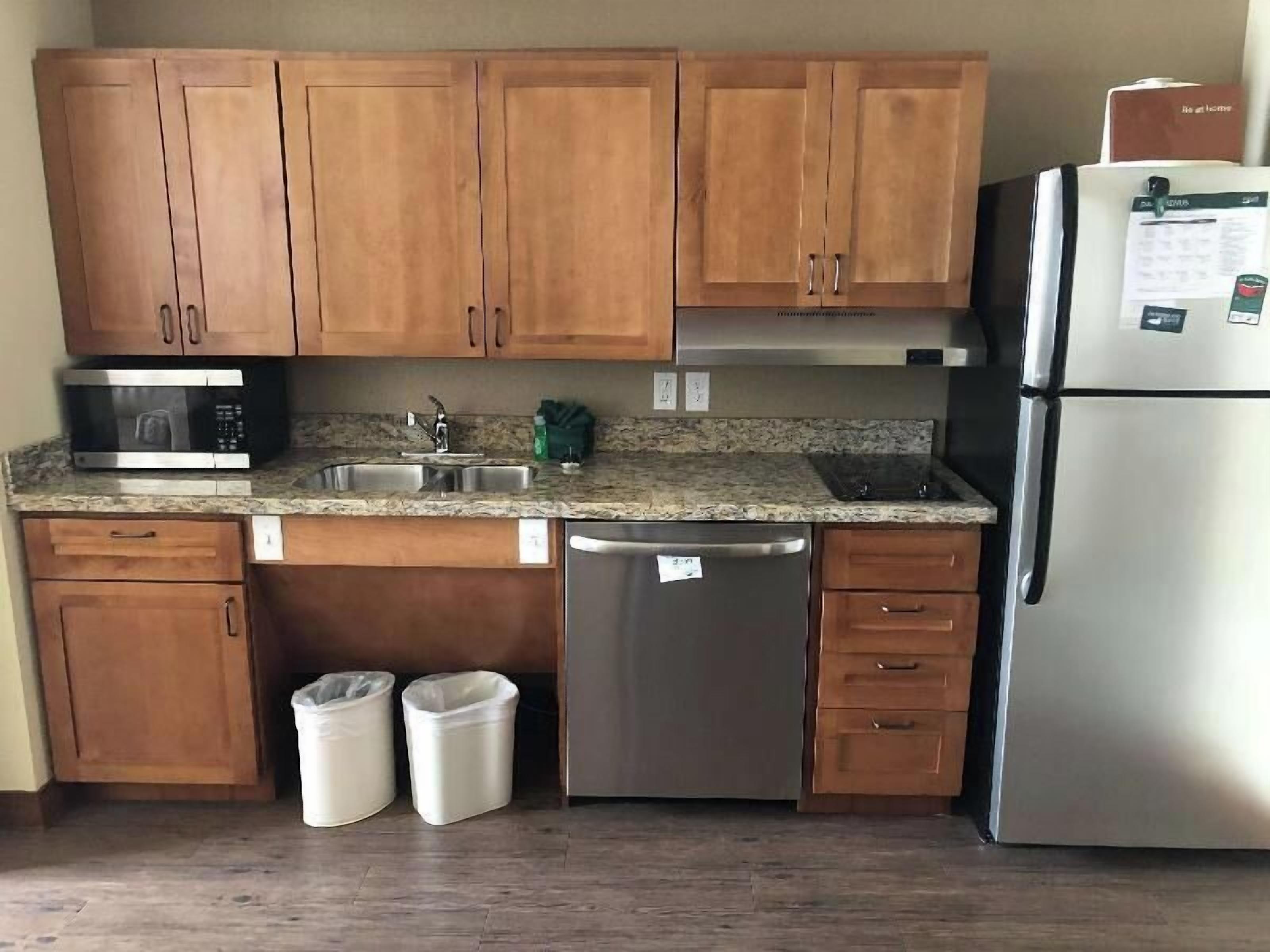 Private kitchen | Full-size fridge, microwave, oven, stovetop