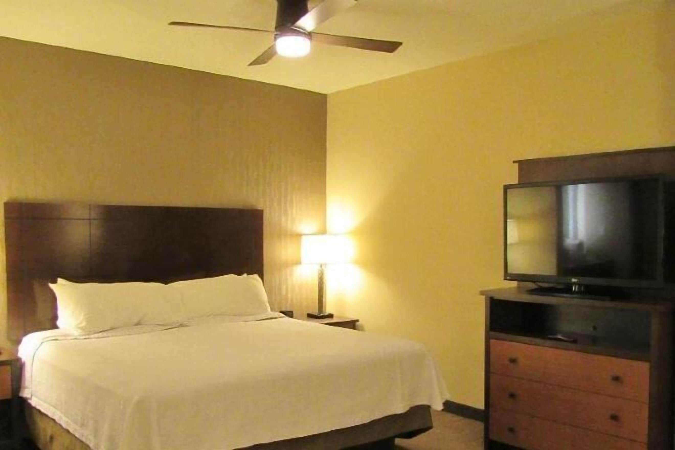 Premium bedding, desk, free cribs/infant beds, rollaway beds