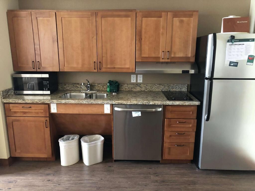 Private kitchen | Full-size fridge, microwave, oven, stovetop