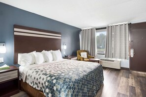 Desk, iron/ironing board, free WiFi, bed sheets - Rodeway Inn Williamstown (Hammonton)