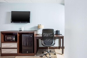 Escriptori, planxa i posts de planxar, wifi gratuïta i roba de llit 