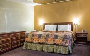 Desk, iron/ironing board, free WiFi, bed sheets - Rodeway Inn (Hammonton)