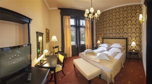 Een minibar, een kluis op de kamer, individueel gedecoreerd, een bureau