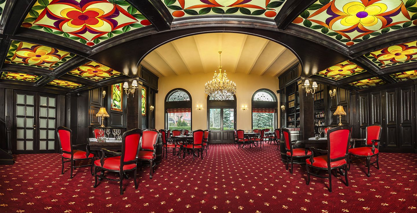 S&#x27;hi serveixen plats de cuina internacional 