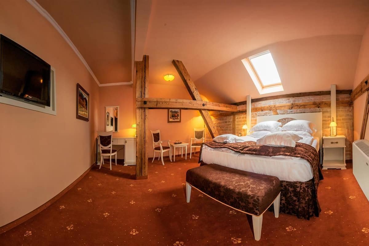 Minibar, safe på rommet, skrivebord og lydisolert