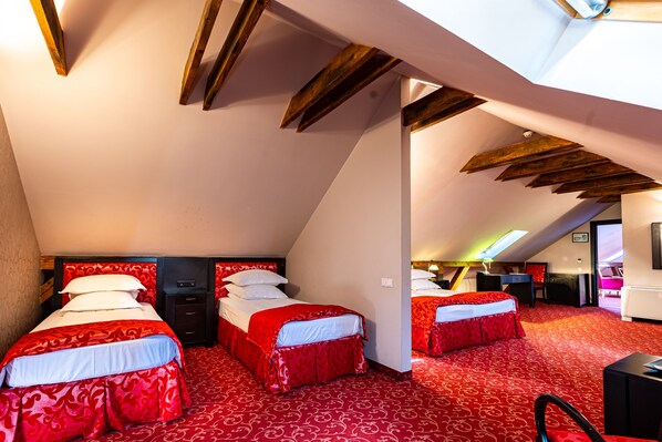 Familie appartement | Een minibar, een kluis op de kamer, individueel gedecoreerd, een bureau