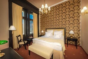 Minibar, in-room safe, individually decorated, desk - Hotel Central Park (Sighisoara)