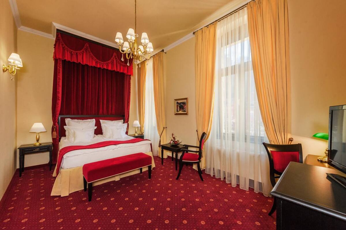 Deluxe Superior Double Room with Citadel View and Canopy Bed | Minibar, safe på rommet, skrivebord og lydisolert