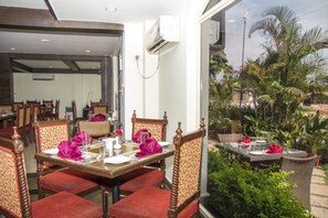 Breakfast, lunch and dinner served - The Golden Suites & Spa (Calangute)