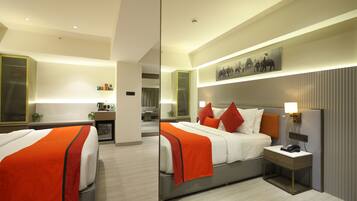 Deluxe Room | Peti besi dalam bilik, dilengkapkan perabot secara berasingan, meja