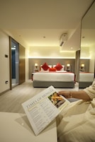 Caja de seguridad en la habitación, muebles diferentes y escritorio